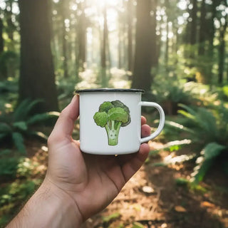 Emaille mok Broccoli – 300 ml van Ligarti, gebruikt in een groene bosomgeving