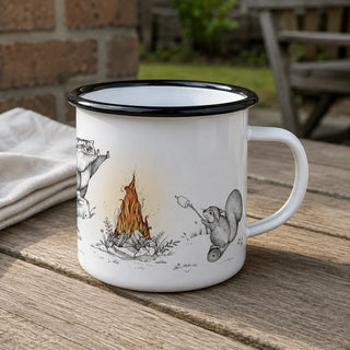 Ligarti emaille mok de kampvuurclub – 300 ml van dichtbij in gebruik, met de illustratie en dunne zwarte emaille rand zichtbaar.