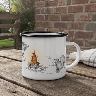 Ligarti emaille mok de kampvuurclub – 300 ml in een natuurlijke alledaagse omgeving, met de originele illustratie zichtbaar.