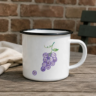 Ligarti emaille mok druif – 300 ml van dichtbij in gebruik, met de illustratie en dunne zwarte emaille rand zichtbaar.