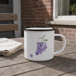 Ligarti emaille mok druif – 300 ml in een natuurlijke alledaagse omgeving, met de originele illustratie zichtbaar.