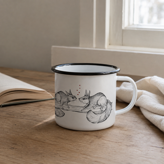 Ligarti emaille mok eekhoornduo – 300 ml in een natuurlijke alledaagse omgeving, met de originele illustratie zichtbaar.