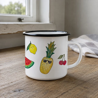 Ligarti emaille mok Fruit 300 ml van dichtbij, met ananas, citroen, kersen en watermeloen op de print.