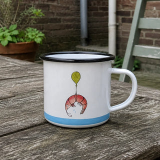 Ligarti emaille mok Garnaal op Pad 300 ml van dichtbij, met garnaal, ballon en blauwe rand zichtbaar.