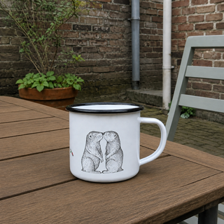 Ligarti emaille mok Hartzeer op de Prairie 300 ml op een houten tafel in een bakstenen binnentuin.