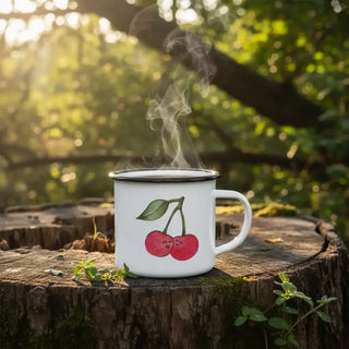 Emaille mok Kers – 300 ml van Ligarti, in de hand met formaat en illustratie duidelijk zichtbaar