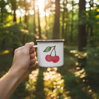 Emaille mok Kers – 300 ml van Ligarti, gebruikt in een groene bosomgeving