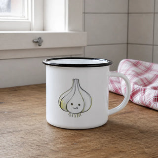 Detail van Ligarti emaille mok Knoflook 300 ml met een vrolijke knoflookillustratie.