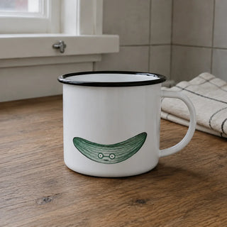 Detail van Ligarti emaille mok Komkommer 300 ml met groene komkommer en ronde bril.