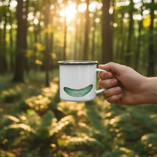 Emaille mok Komkommer – 300 ml van Ligarti, gebruikt in een groene bosomgeving