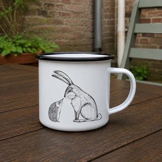 Detail van Ligarti emaille mok Konijn & Egel 300 ml met zwart-witte konijn- en egelillustratie.