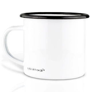 Achterzijde van de Ligarti emaille mok Lichtje in het Diep (300 ml), met het Ligarti-logo en een klein vissymbool.