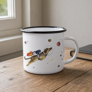 Detail van Ligarti emaille mok Lotti in de Ruimte 300 ml met hond, raket en kleine planeten.