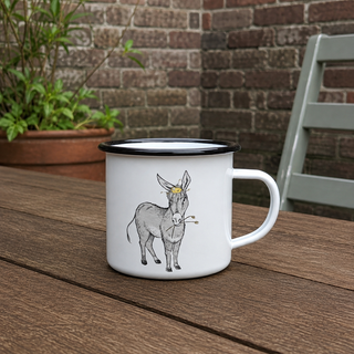 Ligarti emaille mok Nest op je Hoofd 300 ml op een houten tuintafel voor een bakstenen muur.