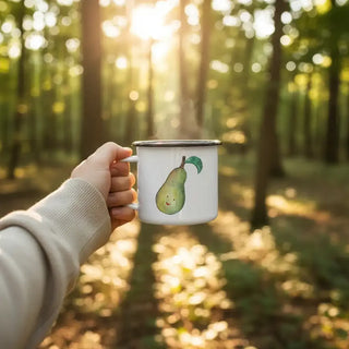 Emaille mok Peer – 300 ml van Ligarti, in de hand met formaat en illustratie duidelijk zichtbaar