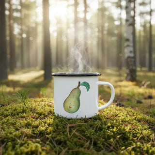 Emaille mok Peer – 300 ml van Ligarti, gebruikt in een groene bosomgeving