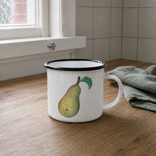 Ligarti emaille mok Peer 300 ml op een houten keukentafel bij natuurlijk raamlicht.