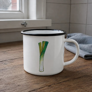 Detail van Ligarti emaille mok Prei 300 ml met groene prei-illustratie en zwarte emaille rand.
