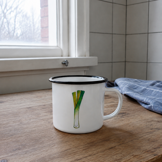 Ligarti emaille mok Prei 300 ml op een houten tafel bij het keukenraam.