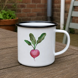 Close-up van Ligarti emaille mok Radijs 300 ml met roze radijs, drie bladeren en fijn worteltje.