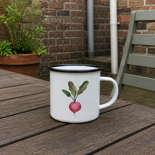 Ligarti emaille mok Radijs 300 ml op een houten tafel in een kleine bakstenen binnentuin.