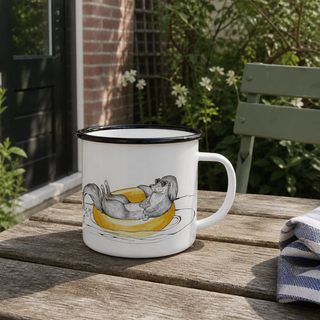 Ligarti emaille mok Vakantiehond 300 ml op een houten tuintafel in een kleine bakstenen binnentuin, met zacht namiddaglicht en natuurlijke schaduw.