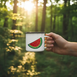 Emaille mok Watermeloen – 300 ml van Ligarti, gebruikt in een groene bosomgeving