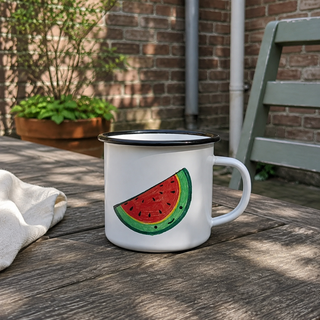 Ligarti emaille mok Watermeloen 300 ml op een eenvoudige tuintafel met zachte bladschaduwen in een bakstenen binnentuin.