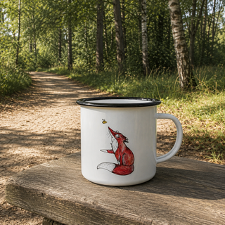 Ligarti emaille mok Welke Kant Op? 300 ml op een houten bank langs een vlak bospad, met zacht gefilterd zonlicht.