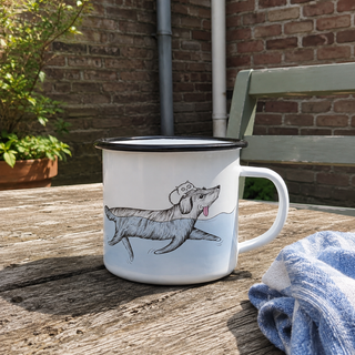 Ligarti emaille mok Badmeester 300 ml in een gewone bakstenen binnentuin, met zacht namiddaglicht en katoenen doek.