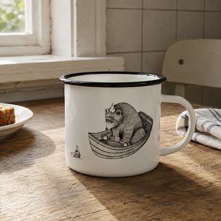 Ligarti emaille mok Beren verjaardag 300 ml op een gewone houten keukentafel in zacht namiddaglicht.