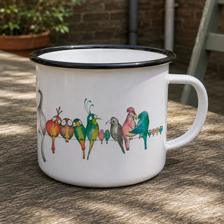 Dettaglio della tazza smaltata artigianale Bird parade da 300 ml di Ligarti: illustrazione, smalto e sottile bordo nero alla luce naturale.