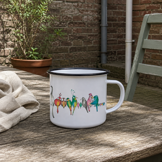 Ligarti emaille mok Bird parade 300 ml met kleurrijke vogelrij op een houten tuintafel in gefilterd ochtendlicht.