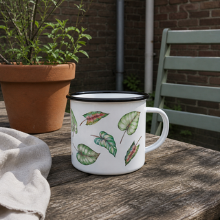 Ligarti emaille mok Bladeren 300 ml op een eenvoudige tuintafel, met zacht bladlicht en natuurlijke schaduw.