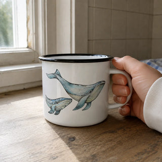 Detail van Handgemaakte emaille mok Blauwe walvis 300ml, met zicht op de illustratie en het glanzende emaille.