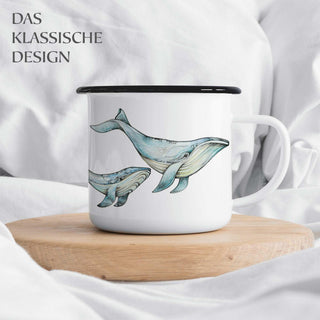 Handgemaakte emaille mok Blauwe walvis 300ml van Ligarti, in de hand met formaat en illustratie duidelijk zichtbaar