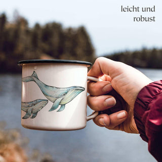 Handgemaakte emaille mok Blauwe walvis 300ml van Ligarti, gepresenteerd in een lichte interieursetting