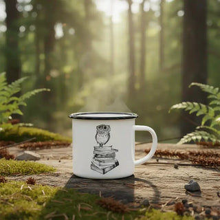 Handgemaakte emaille mok boekenuil 300ml van Ligarti, gebruikt in een groene bosomgeving