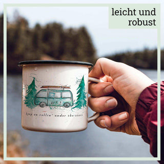 Handgemaakte emaille mok Campingbus 300ml van Ligarti, in een presentatie met aandacht voor de illustratie