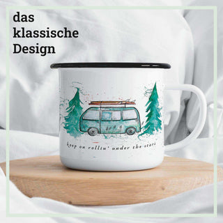 Handgemaakte emaille mok Campingbus 300ml van Ligarti, met het handgemaakte ontwerp duidelijk in beeld