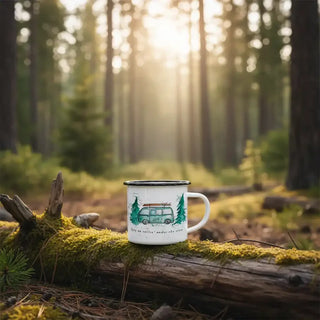 Handgemaakte emaille mok Campingbus 300ml van Ligarti, in een natuurlijke buitenomgeving
