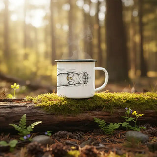 Handgemaakte emaille mok Clam 300ml van Ligarti, in een natuurlijke buitenomgeving