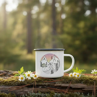 Handgemaakte emaille mok dag en nacht 300ml van Ligarti, in een natuurlijke buitenomgeving