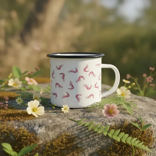 Handgemaakte emaille mok garnaal 300ml van Ligarti, in een natuurlijke buitenomgeving