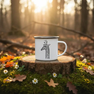 Witte geëmailleerde mok met giraffenillustratie op een boomstronk in het bos