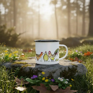 Handgemaakte emaille mok kippenbont 300ml van Ligarti, in een natuurlijke buitenomgeving