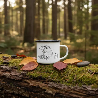 Handgemaakte emaille mok koffiemeisje 300ml van Ligarti, in een natuurlijke buitenomgeving