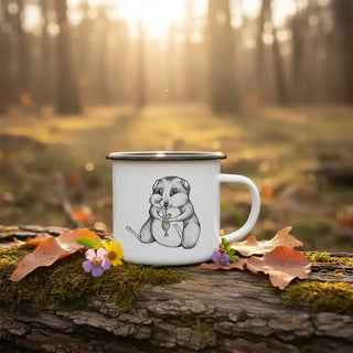 Handgemaakte emaille mok Korni 300ml van Ligarti, in een natuurlijke buitenomgeving