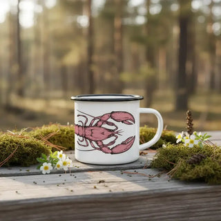 Handgemaakte emaille mok kreeft 300ml van Ligarti, in een natuurlijke buitenomgeving