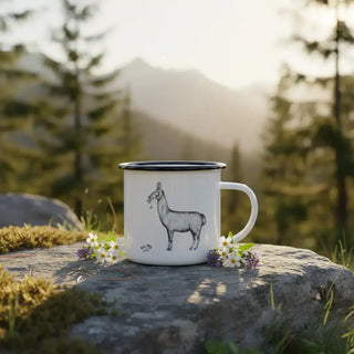 Witte emaille mok met lama-illustratie op een rots, met bloemen en bergen op de achtergrond